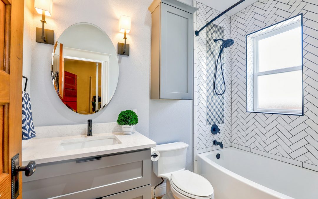 La decoración, los colores y el mobiliario contribuyen a que un baño pequeño parezca más grande